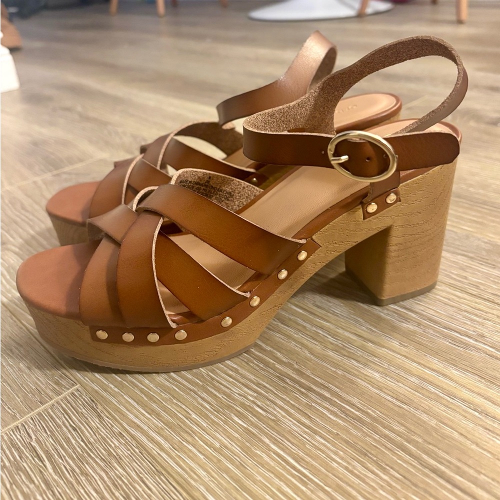 Old Navy Tan Strappy Platform Sandals